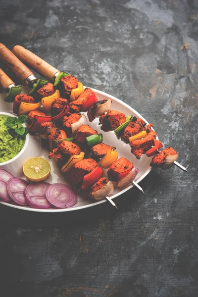 Galinha Tikka Skew Kebab Prato Indiano Tradicional Cozido Carvão Chama — Fotografia de Stock