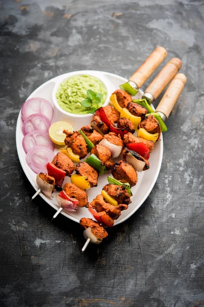 Kip Tikka Kebab Scheeftrekken Traditionele Indiase Schotel Gekookt Houtskool Vlam — Stockfoto