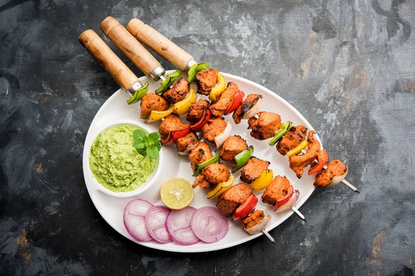 Poulet Tikka Brochette Kebab Plat Indien Traditionnel Cuit Charbon Flamme — Photo