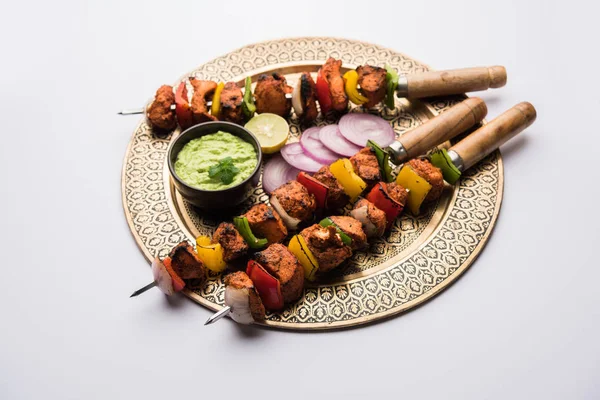Tikka Kebab 传统的印度菜在木炭和火焰上烹饪 调味和彩色装饰 配上青菜和沙拉 选择性对焦 — 图库照片