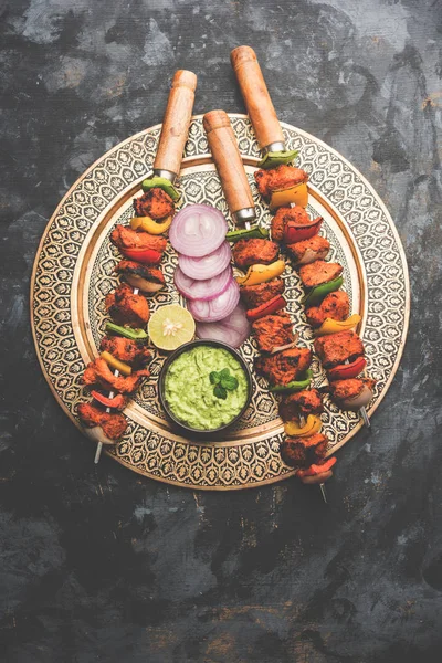 Galinha Tikka Skew Kebab Prato Indiano Tradicional Cozido Carvão Chama — Fotografia de Stock