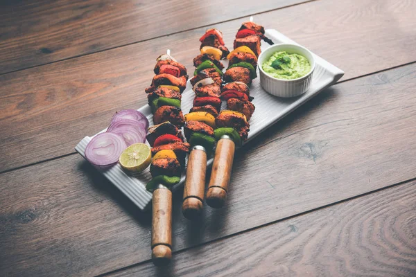 Galinha Tikka Skew Kebab Prato Indiano Tradicional Cozido Carvão Chama — Fotografia de Stock