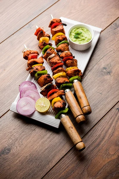 Galinha Tikka Skew Kebab Prato Indiano Tradicional Cozido Carvão Chama — Fotografia de Stock