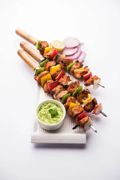 Poulet Tikka Brochette Kebab Plat Indien Traditionnel Cuit Charbon Flamme — Photo