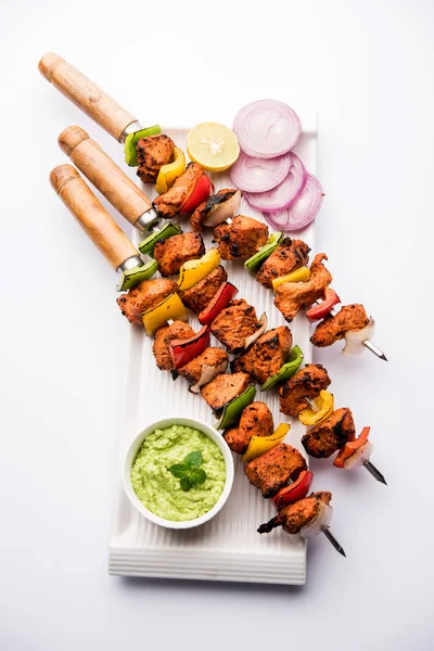 Pollo Tikka Sesgo Kebab Plato Tradicional Indio Cocinado Sobre Carbón —  Fotos de Stock