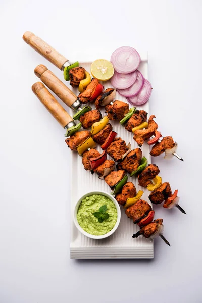 Pollo Tikka Sesgo Kebab Plato Tradicional Indio Cocinado Sobre Carbón —  Fotos de Stock