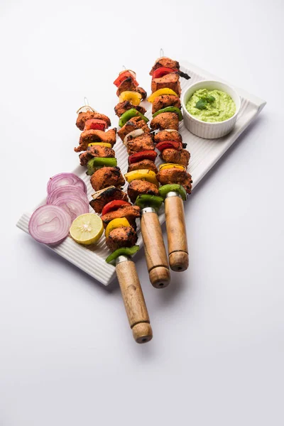 Pollo Tikka Skew Kebab Piatto Tradizionale Indiano Cucinato Carbone Fiamma — Foto Stock
