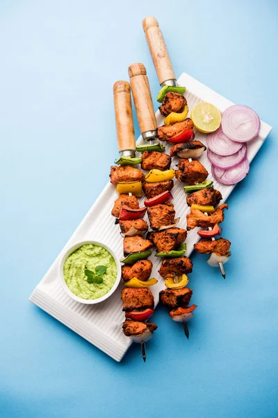 Pollo Tikka Sesgo Kebab Plato Tradicional Indio Cocinado Sobre Carbón —  Fotos de Stock