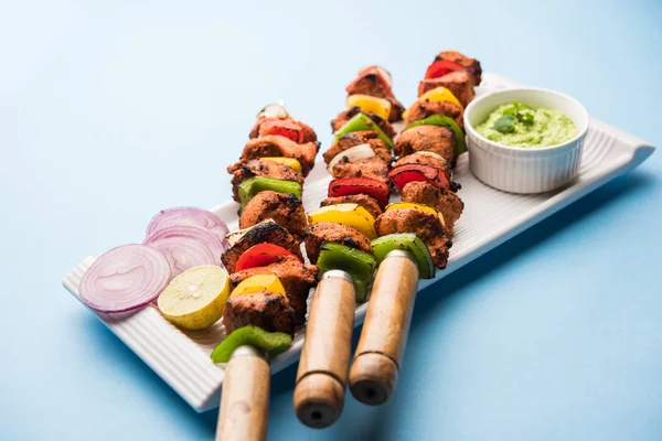 Kyckling Tikka Skeva Kebab Traditionell Indisk Maträtt Tillagad Träkol Och — Stockfoto