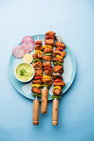 Tikka Poulet Grillé Sur Brochettes Servi Dans Une Assiette Avec — Photo