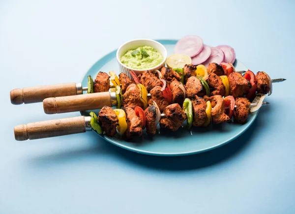 Tikka Frango Grelhado Espetos Servido Prato Com Chutney Verde Cebola — Fotografia de Stock