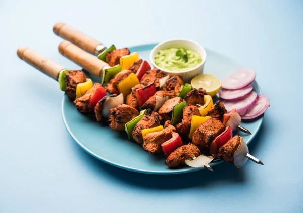 Tikka Poulet Grillé Sur Brochettes Servi Dans Une Assiette Avec — Photo