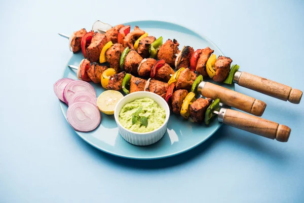 Tikka Pollo Parrilla Pinchos Servido Plato Con Chutney Verde Cebolla —  Fotos de Stock