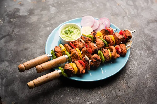 Tikka Poulet Grillé Sur Brochettes Servi Dans Une Assiette Avec — Photo