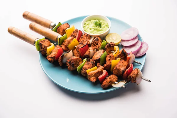 Tikka Pollo Parrilla Pinchos Servido Plato Con Chutney Verde Cebolla —  Fotos de Stock