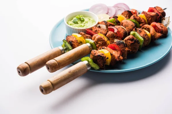 Grilled Chicken Tikka Skewers Served Plate Green Chutney Onion Selective — Stock Photo, Image