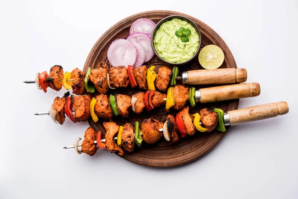 Tikka Pollo Parrilla Pinchos Servido Plato Con Chutney Verde Cebolla —  Fotos de Stock