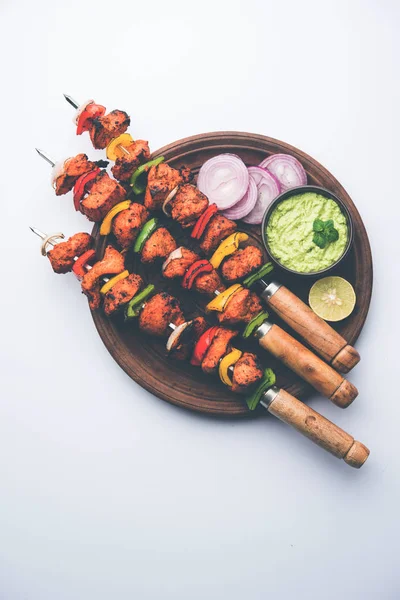 Tikka Frango Grelhado Espetos Servido Prato Com Chutney Verde Cebola — Fotografia de Stock