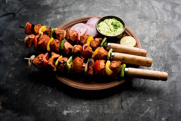 Tikka Pollo Parrilla Pinchos Servido Plato Con Chutney Verde Cebolla —  Fotos de Stock