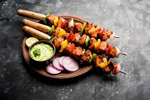 Tikka Poulet Grillé Sur Brochettes Servi Dans Une Assiette Avec — Photo