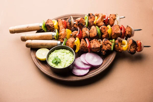 Tikka Pollo Parrilla Pinchos Servido Plato Con Chutney Verde Cebolla —  Fotos de Stock