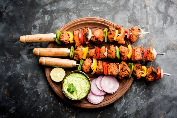 Tikka Poulet Grillé Sur Brochettes Servi Dans Une Assiette Avec — Photo