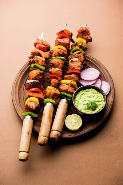 Grilled Chicken Tikka Skewers Served Plate Green Chutney Onion Selective — Stock Photo, Image