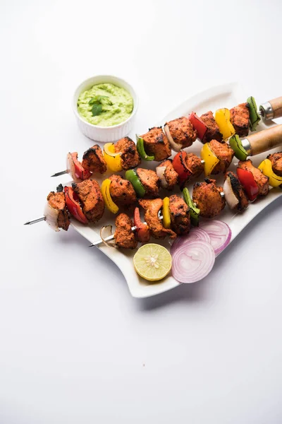 Grilled Chicken Tikka Skewers Served Plate Green Chutney Onion Selective — Stock Photo, Image