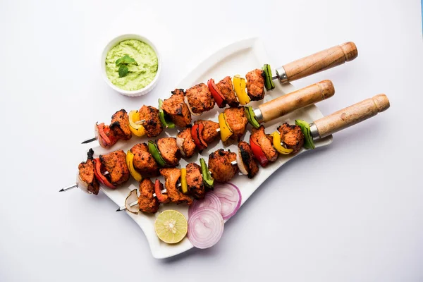 Tikka Pollo Parrilla Pinchos Servido Plato Con Chutney Verde Cebolla —  Fotos de Stock