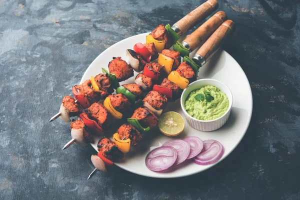 Tikka Poulet Grillé Sur Brochettes Servi Dans Une Assiette Avec — Photo