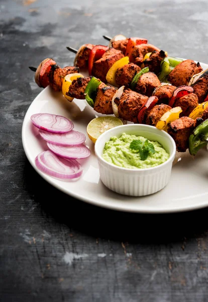 Tikka Frango Grelhado Espetos Servido Prato Com Chutney Verde Cebola — Fotografia de Stock