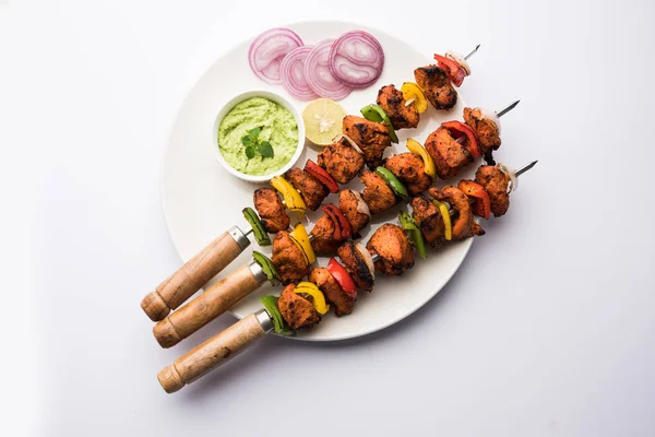 Tikka Pollo Parrilla Pinchos Servido Plato Con Chutney Verde Cebolla —  Fotos de Stock