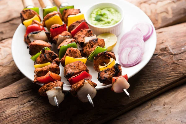 Gegrilde Kip Tikka Een Spies Geserveerd Een Bord Met Groene — Stockfoto