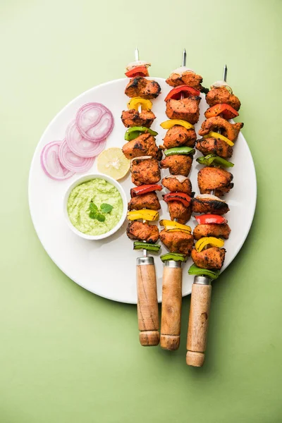 Tikka Pollo Parrilla Pinchos Servido Plato Con Chutney Verde Cebolla —  Fotos de Stock