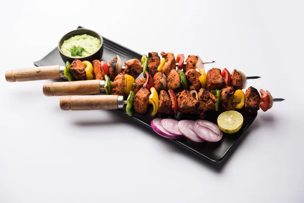 Grilled Chicken Tikka Skewers Served Plate Green Chutney Onion Selective — Stock Photo, Image