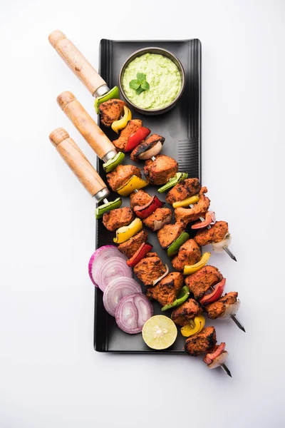 Grilled Chicken Tikka Skewers Served Plate Green Chutney Onion Selective — Stock Photo, Image