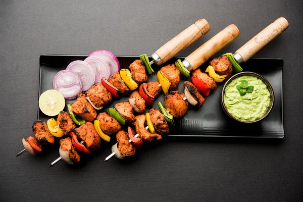 Tikka Poulet Grillé Sur Brochettes Servi Dans Une Assiette Avec — Photo