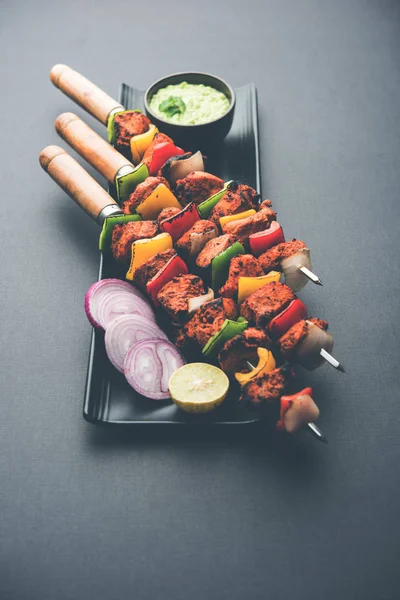 Tikka Poulet Grillé Sur Brochettes Servi Dans Une Assiette Avec — Photo