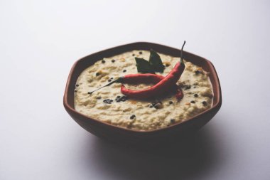 Nariyal veya Hindistan cevizi Chutney bir kasede servis. Moody arka plan üzerinde izole. seçici odak