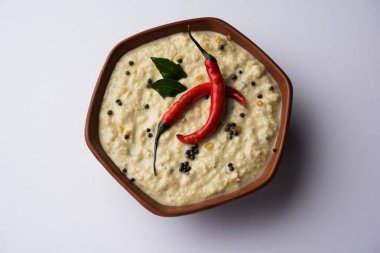 Nariyal veya Hindistan cevizi Chutney bir kasede servis. Moody arka plan üzerinde izole. seçici odak