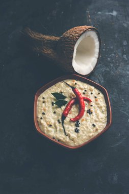 Nariyal veya Hindistan cevizi Chutney bir kasede servis. Moody arka plan üzerinde izole. seçici odak