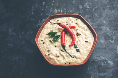 Nariyal veya Hindistan cevizi Chutney bir kasede servis. Moody arka plan üzerinde izole. seçici odak