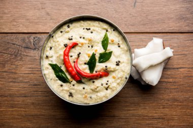 Nariyal veya Hindistan cevizi Chutney bir kasede servis. Moody arka plan üzerinde izole. seçici odak