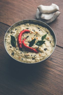 Nariyal veya Hindistan cevizi Chutney bir kasede servis. Moody arka plan üzerinde izole. seçici odak