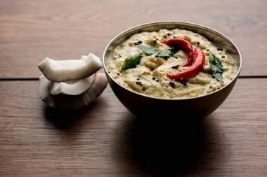 Nariyal veya Hindistan cevizi Chutney bir kasede servis. Moody arka plan üzerinde izole. seçici odak