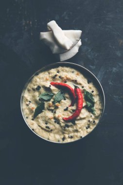 Nariyal veya Hindistan cevizi Chutney bir kasede servis. Moody arka plan üzerinde izole. seçici odak