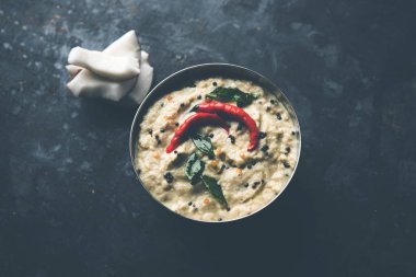 Nariyal veya Hindistan cevizi Chutney bir kasede servis. Moody arka plan üzerinde izole. seçici odak