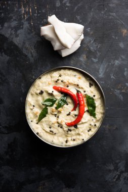 Nariyal veya Hindistan cevizi Chutney bir kasede servis. Moody arka plan üzerinde izole. seçici odak