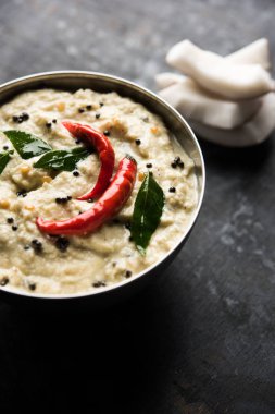 Nariyal veya Hindistan cevizi Chutney bir kasede servis. Moody arka plan üzerinde izole. seçici odak
