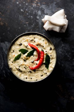 Nariyal veya Hindistan cevizi Chutney bir kasede servis. Moody arka plan üzerinde izole. seçici odak